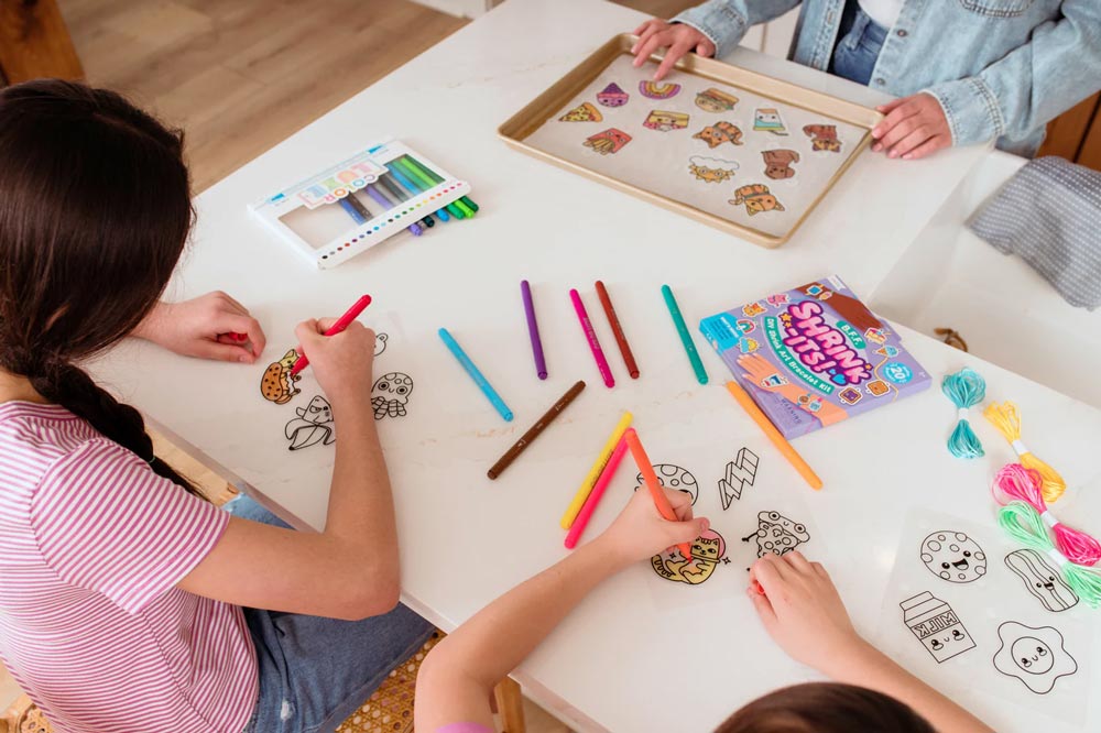 *Ooly Shrink-its! DIY Shrink Art Bracelet Kit - BFF